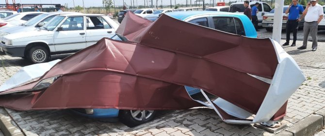 Cezaevi Lojmanlarının Çatıları Uçtu, 15 Araç Hasar Gördü