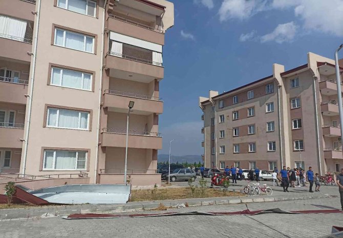 Cezaevi Lojmanlarının Çatıları Uçtu, 15 Araç Hasar Gördü