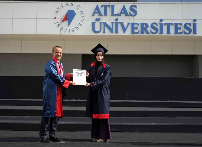 Atlas Üniversitesi İlk Mezunlarını Verdi