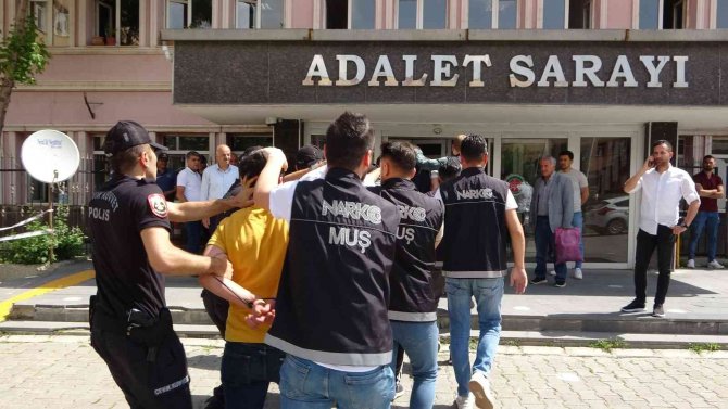 Eroini "Erol Abi’, Metamfetamini ‘Metin Abi’ Şifresiyle Pazarlayan 4 Torbacı Tutuklandı