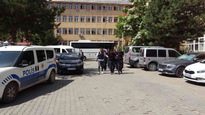 Eroini "Erol Abi’, Metamfetamini ‘Metin Abi’ Şifresiyle Pazarlayan 4 Torbacı Tutuklandı