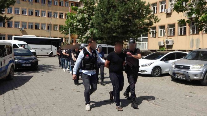 Eroini "Erol Abi’, Metamfetamini ‘Metin Abi’ Şifresiyle Pazarlayan 4 Torbacı Tutuklandı