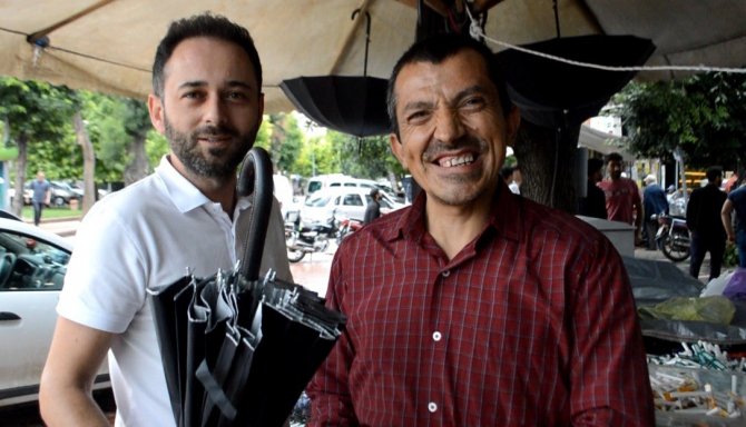 Tavşanlı’da Yağan Yağmurla Birlikte Şemsiye Satışları Da Arttı