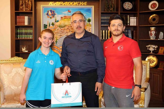 Başkan Savran, Genç Sporcuları Ödüllendirdi