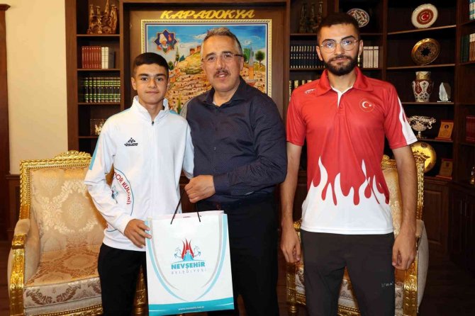 Başkan Savran, Genç Sporcuları Ödüllendirdi