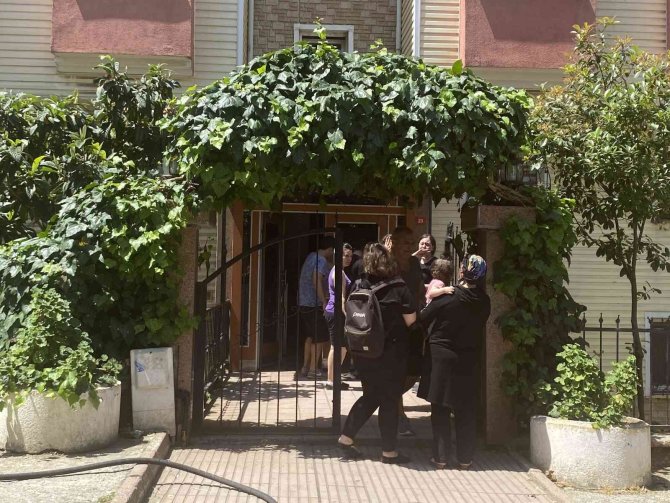 Kartal’da Ev Sahibi Ocakta Yemek Unuttu, Evi Yandı