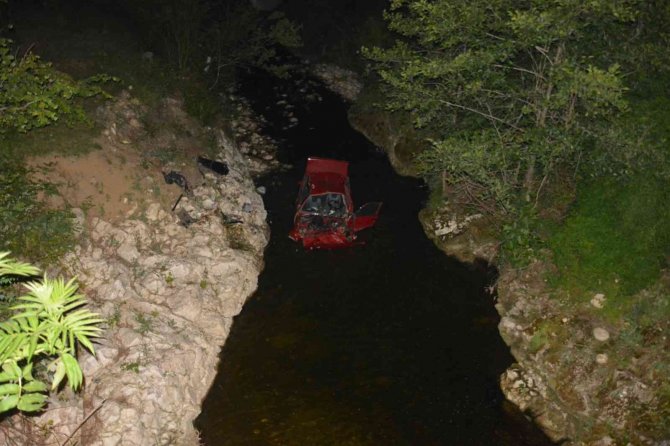 Otomobil Dereye Uçtu: 1 Yaralı