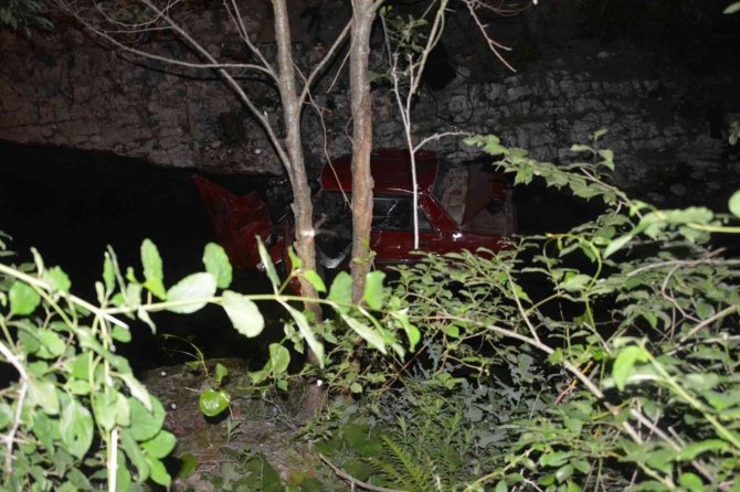 Otomobil Dereye Uçtu: 1 Yaralı