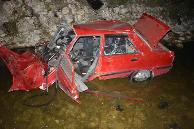 Otomobil Dereye Uçtu: 1 Yaralı