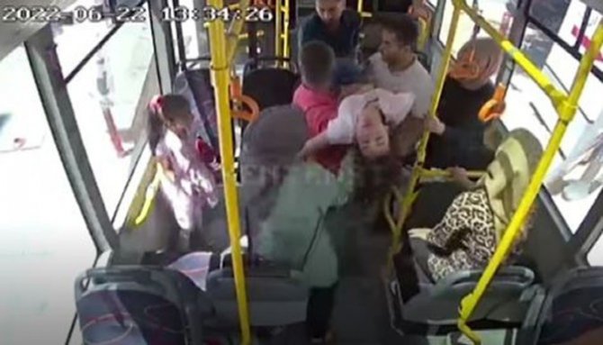 Otobüs Şoförü Baygınlık Geçiren Kız Çocuğunu Hastaneye Yetiştirdi