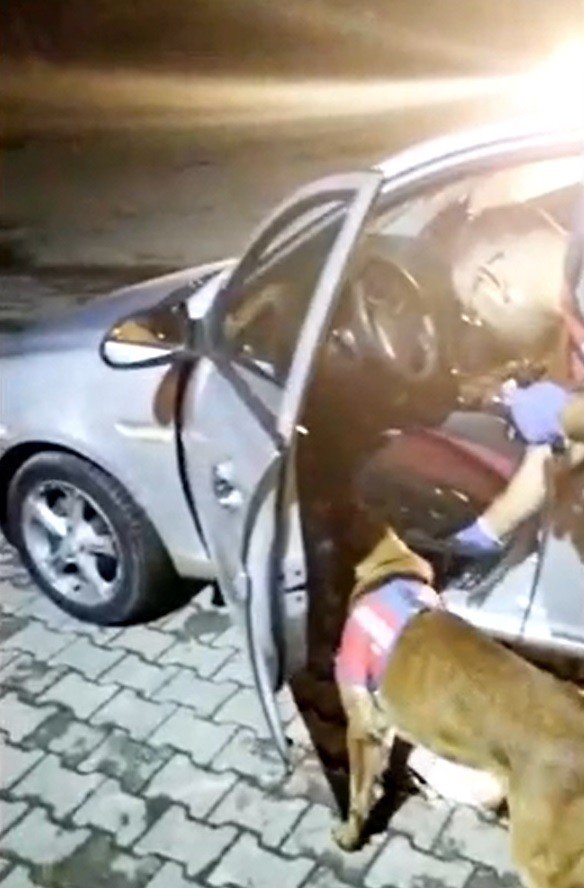 Ruhsatsız Silahları Restoranda Satmaya Çalışırken Yakalandılar