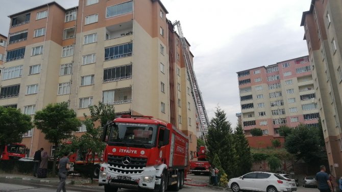 Binanın Çatısı Alev Alev Yandı, Vatandaşlar Sokağa Döküldü