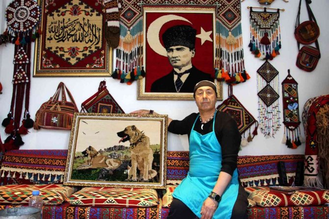 Ressamlara Taş Çıkartan Tabloları Çizerek Değil İlmek Atarak İşliyor