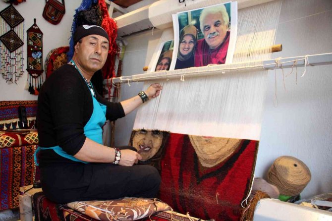 Ressamlara Taş Çıkartan Tabloları Çizerek Değil İlmek Atarak İşliyor