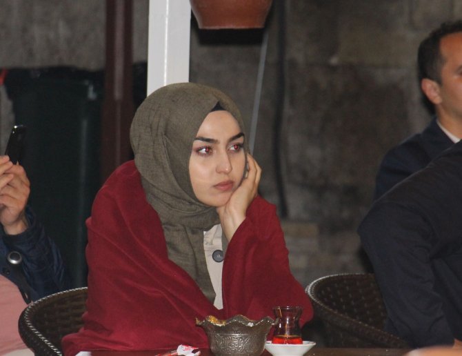 En Uzun Gecede, 751 Yıllık Medresede Şiir Dinletisi