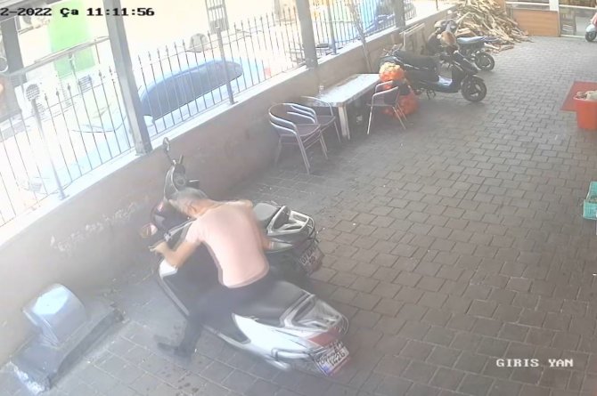 Çalışanların Gözü Önünde Motosikleti Çaldı, Sakinliğiyle Pes Dedirtti