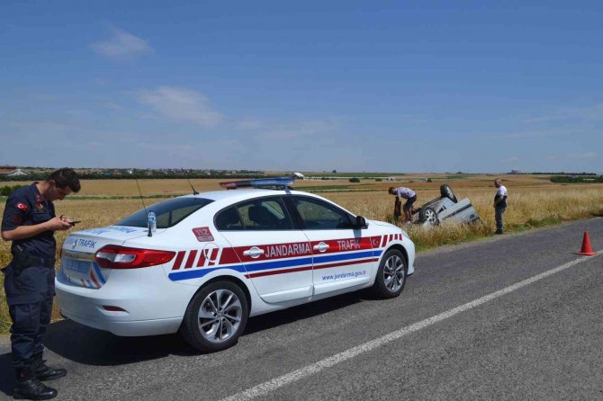 Eşek Arısının Camından Girdiği Otomobil Takla Attı: 3 Yaralı