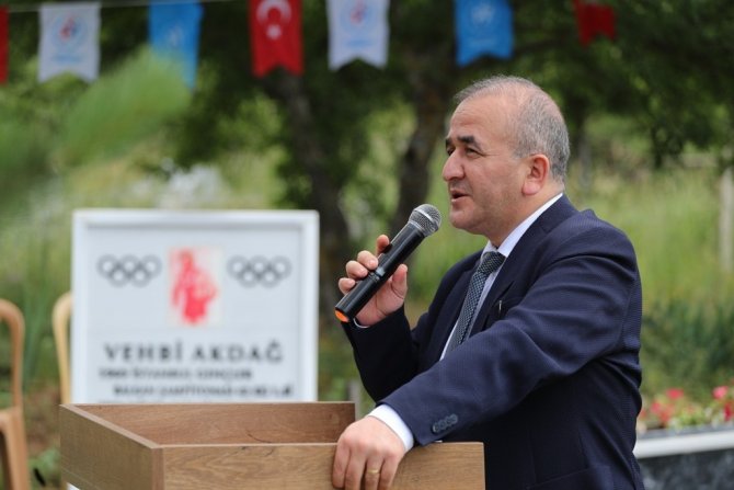 Milli Güreşçi Akdağ, Mezarı Başında Anıldı