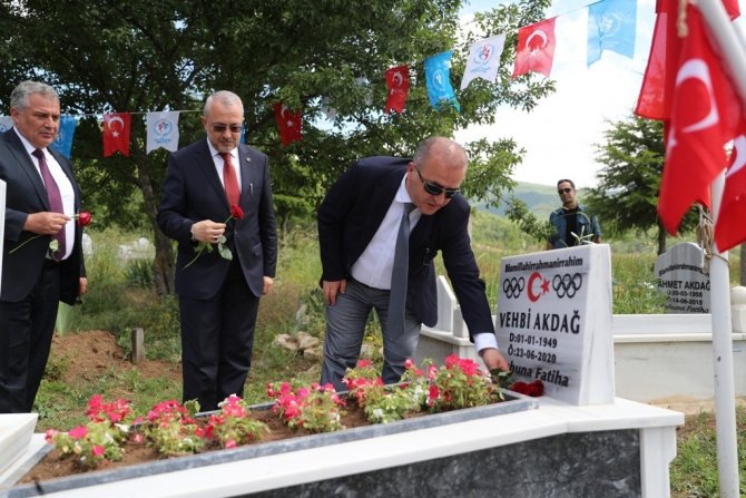 Milli Güreşçi Akdağ, Mezarı Başında Anıldı