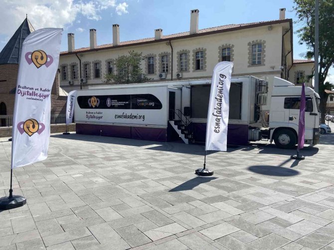 “Restoran Ve Kafeler Dijitalleşiyor Projesi” Eğitim Tırı Konya’da