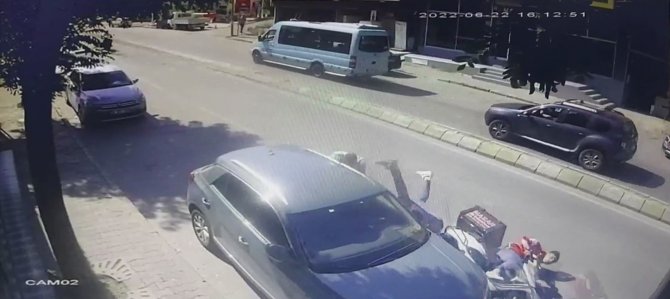Ümraniye’de Motosikletin Çarptığı Yaya, Başka Bir Yayanın Üzerine Uçtu