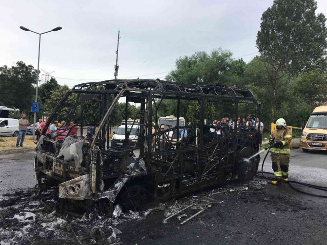 Esenler’de Alev Alev Yanan Minibüs Hurdaya Döndü