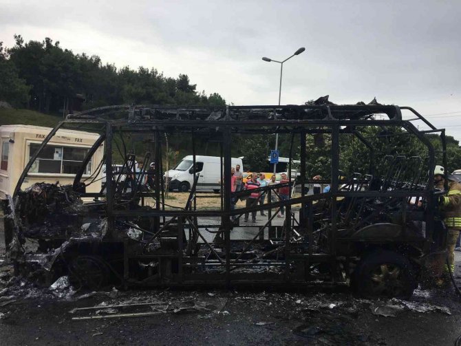 Esenler’de Alev Alev Yanan Minibüs Hurdaya Döndü