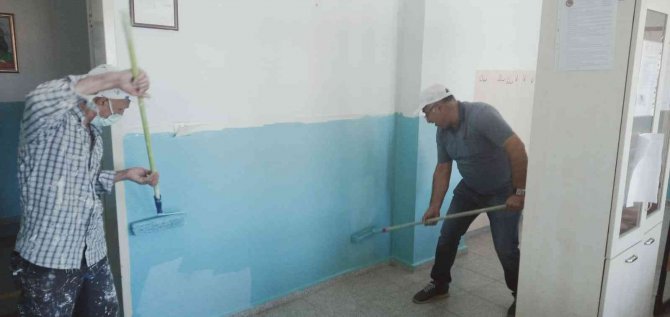 Yaz Tatilini Fırsat Bilip Okullarını Boyadılar