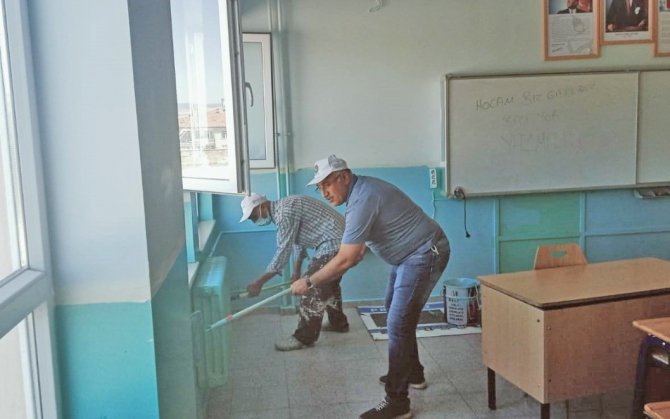 Yaz Tatilini Fırsat Bilip Okullarını Boyadılar