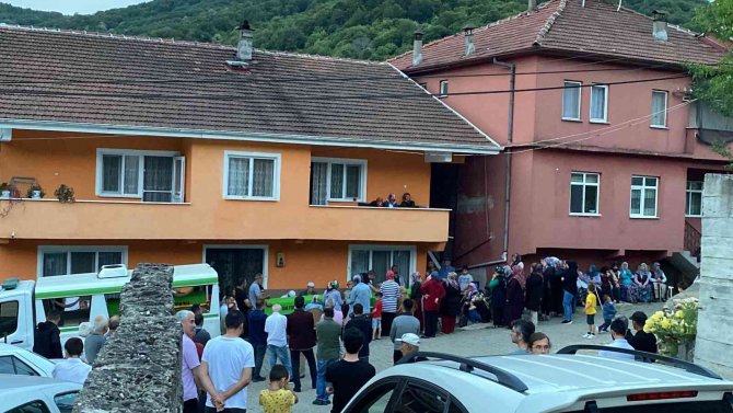 Eşi Tarafından Öldürülen Kadın Ve 3 Yaşındaki Çocuğu Yan Yana Defnedildi