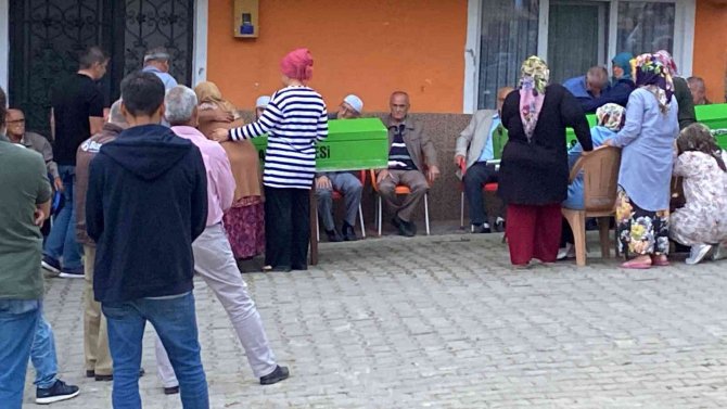 Eşi Tarafından Öldürülen Kadın Ve 3 Yaşındaki Çocuğu Yan Yana Defnedildi