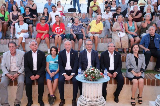 Amfi Tiyatronun İlk Konserine Didimliler Yoğun İlgi Gösterdi
