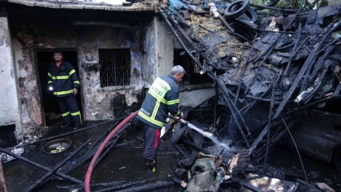 Elektrik Tesisatından Çıkan Yangın Evi Ve Otomobili Kül Etti