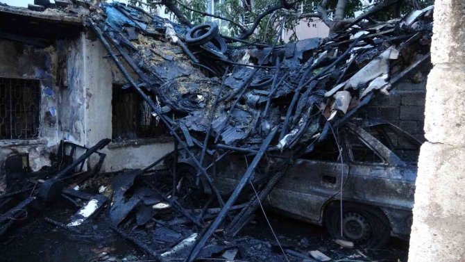 Elektrik Tesisatından Çıkan Yangın Evi Ve Otomobili Kül Etti