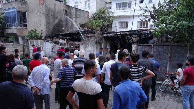 Elektrik Tesisatından Çıkan Yangın Evi Ve Otomobili Kül Etti