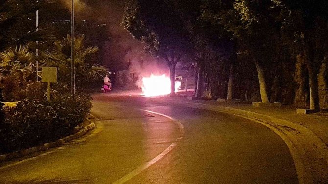 Otomobil Yanarak Küle Döndü