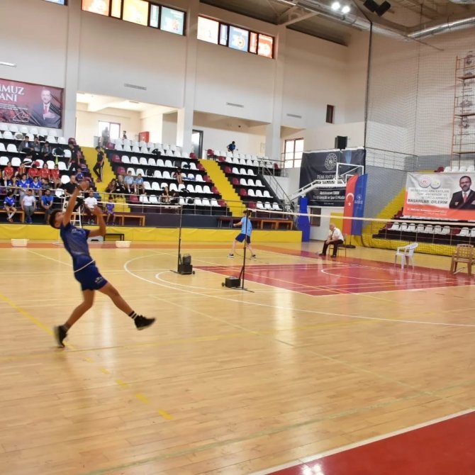 Analig Badminton Çeyrek Finalleri Elazığ’da Başladı