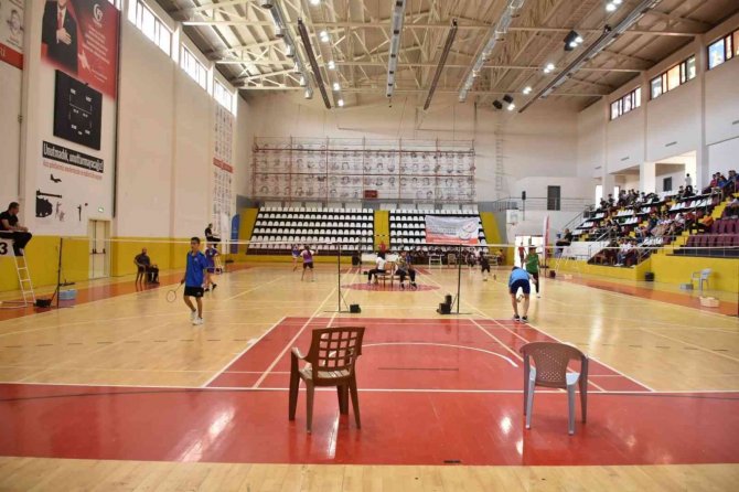 Analig Badminton Çeyrek Finalleri Elazığ’da Başladı