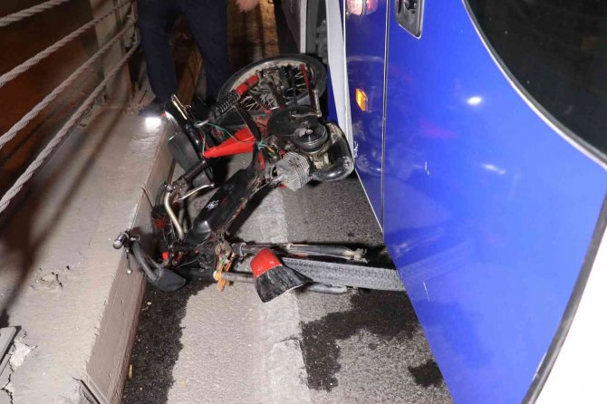 Otobüsün Çarptığı Motosiklet Sürücüsü Hayatını Kaybetti