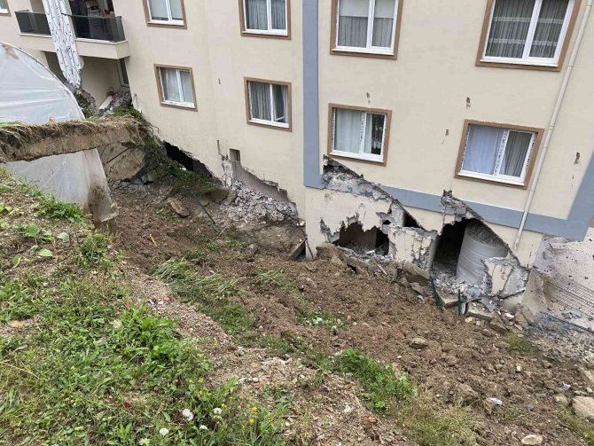 Sitenin İstinat Duvarı Çöktü, 3 Bina Tahliye Edildi