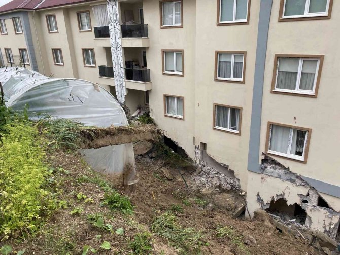 Sitenin İstinat Duvarı Çöktü, 3 Bina Tahliye Edildi