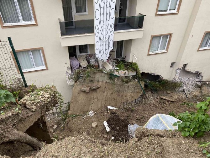 Sitenin İstinat Duvarı Çöktü, 3 Bina Tahliye Edildi