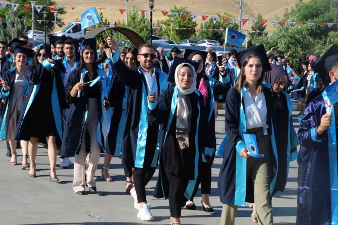 Batman Üniversitesi’nde Mezuniyet Heyecanı