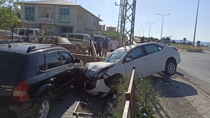 Tatvan’da 2 Kişinin Yaralandığı Kaza Anı Kameralara Yansıdı