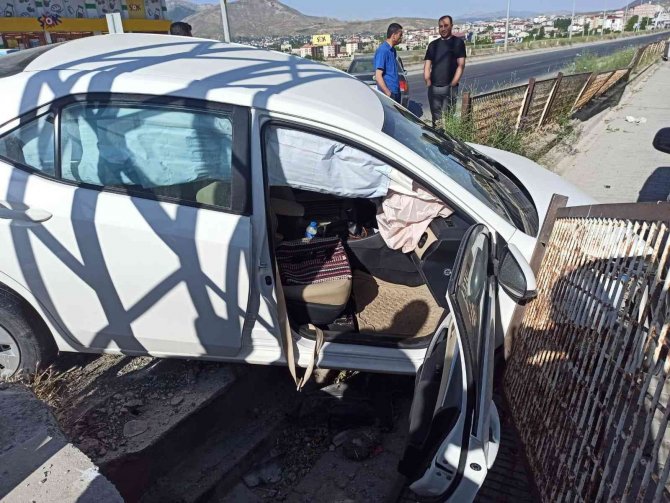 Tatvan’da 2 Kişinin Yaralandığı Kaza Anı Kameralara Yansıdı