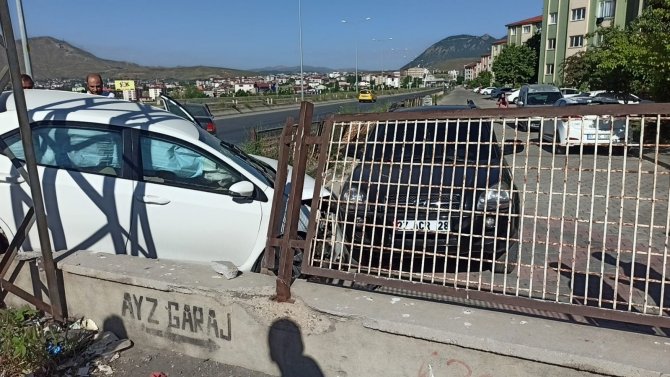 Tatvan’da 2 Kişinin Yaralandığı Kaza Anı Kameralara Yansıdı