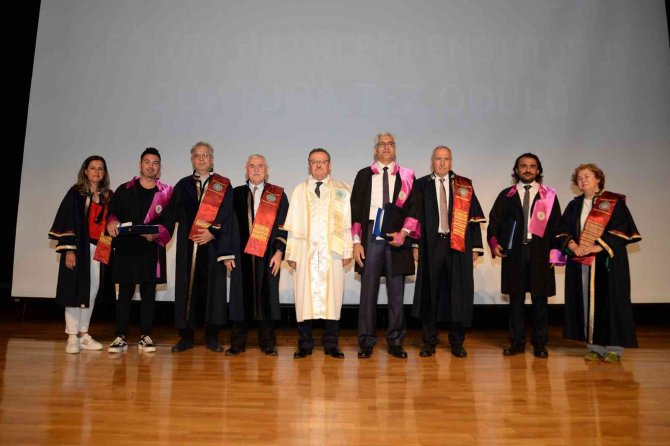 Enstitülerde Mezuniyet Coşkusu