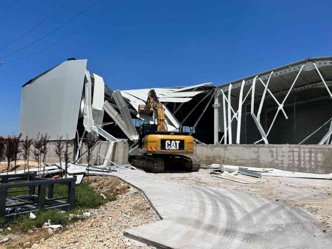 Tarım Arazisine Yapılan Kaçak Fabrikalar Yıkıldı