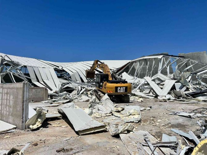 Tarım Arazisine Yapılan Kaçak Fabrikalar Yıkıldı