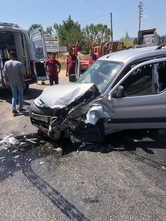 Otomobil Tıra Arkadan Çarptı: 2 Yaralı